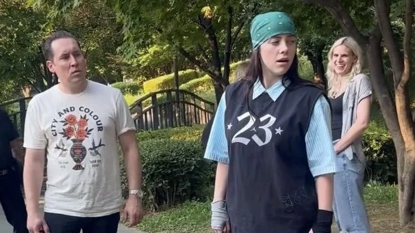 American singer Billie Eilish went viral after her surprised reaction to a shoe cleaning spray during her visit to South Korea. The video sparked discussions about cultural differences and highlighted the beauty of Seoul's natural surroundings.