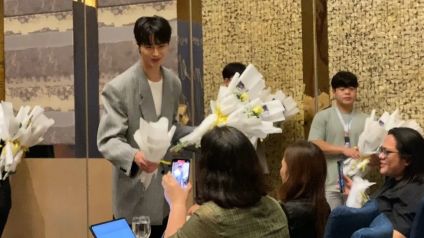 Riding high on the success of "Lovely Runner," actor Byeon Wooseok captivated Filipino journalists with a heartwarming gesture: gifting yellow roses, symbolizing enduring love and appreciation. Netizens, especially on theqoo, lauded his thoughtfulness, cementing his status as a considerate and charming actor.