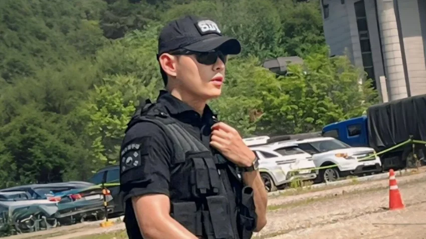 BTS member V's appearance at the Chuncheon Festival as a military policeman garnered immense fan adoration. His transformation, dedication, and respectful demeanor were praised, while his military service inspired a sense of national pride among fans.