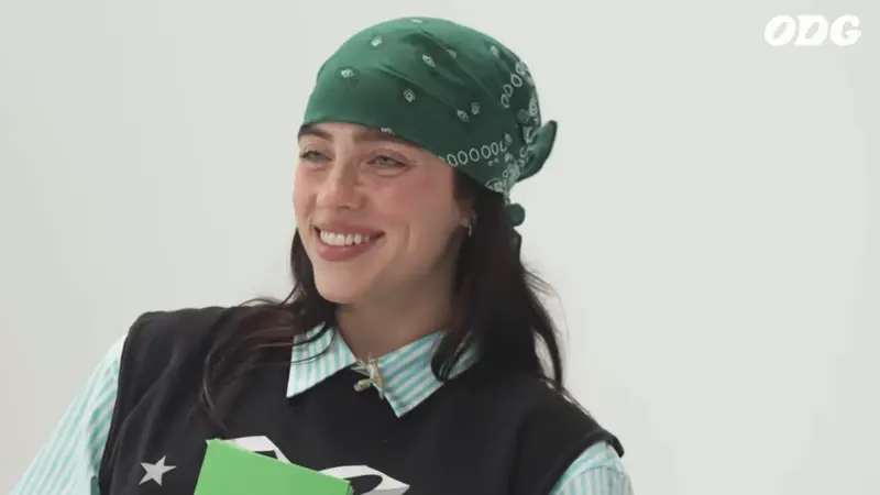 Billie Eilish visited South Korea on June 18th to promote her third studio album, HIT ME HARD AND SOFT. Despite her busy schedule, she found time to engage in personal activities, including meeting with children, a video of which has been uploaded to YouTube.