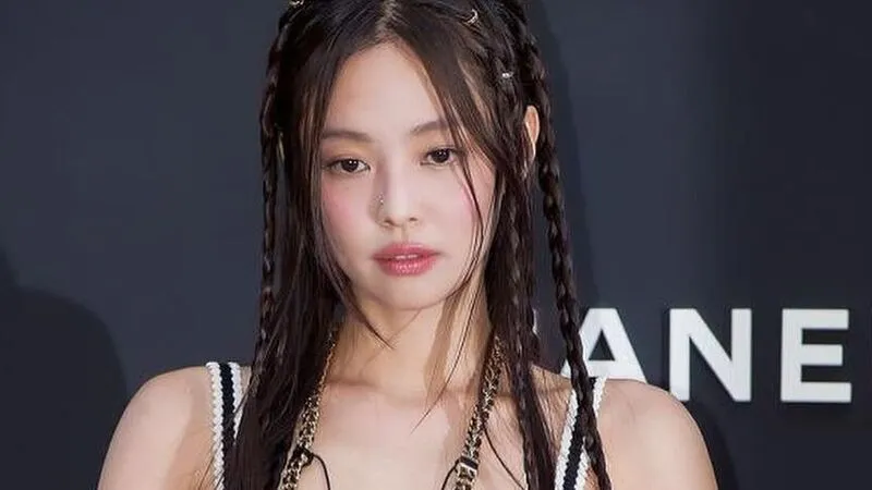 Jennie's indoor smoking incident, a member of BLACKPINK, sparked a firestorm of criticism and debate, with Korean netizens lambasting foreign media outlets for downplaying her actions and failing to acknowledge the alleged mistreatment of her staff.