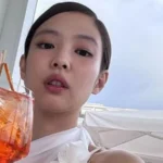 Jennie from BLACKPINK is facing backlash after a video surfaced showing her allegedly smoking an electronic cigarette indoors while being attended to by staff. The video, part of a now-deleted vlog, has sparked debate over her behavior and its legality.