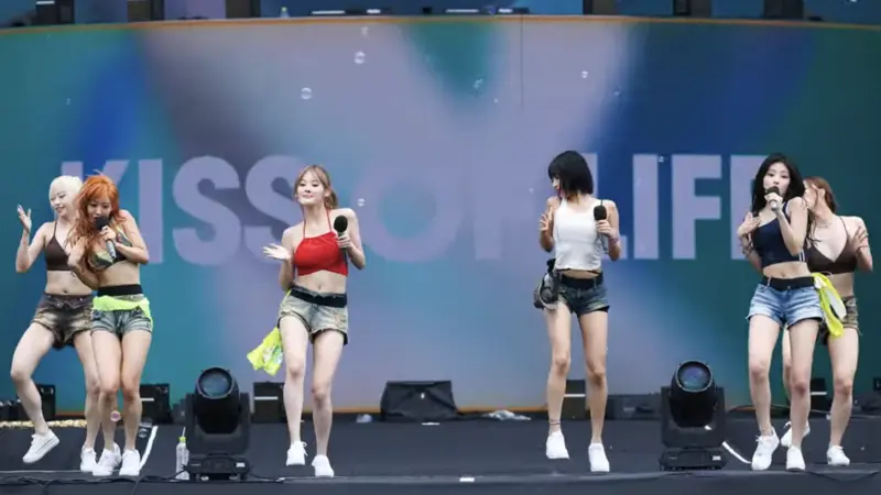 KISS OF LIFE, a rising K-pop girl group, faced criticism for their simple white t-shirts and denim shorts at the recent WATERBOMB Festival. However, this choice was made in consideration of a shirt-removal performance element.