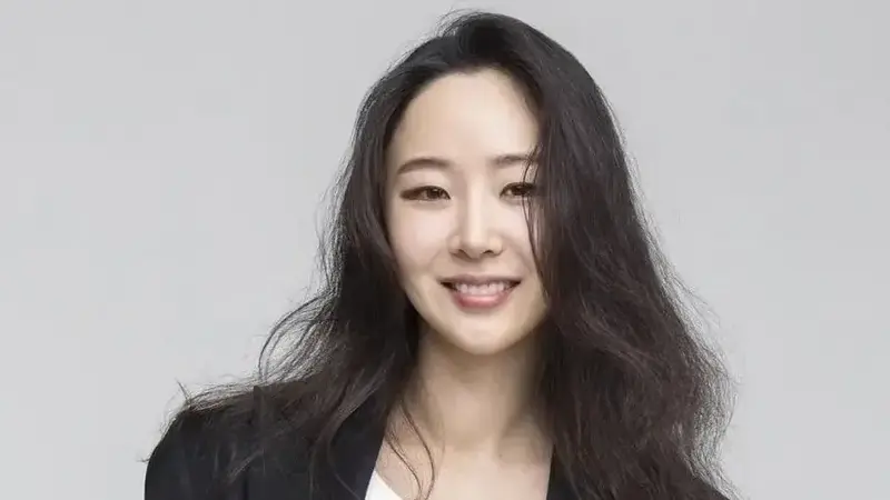 Min Heejin, CEO of ADOR, faces multiple lawsuits and a critical embezzlement accusation from HYBE, which could jeopardize her position and financial compensation.