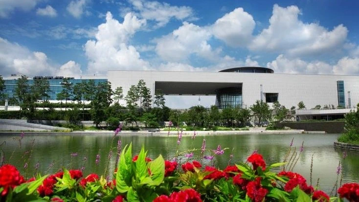 The National Museum of Korea, ranked 6th globally for visitor numbers in 2023, is celebrated for its beautiful architecture and traditional Korean landscaping. Netizens take pride in the museum's exclusively Korean collection, reflecting centuries of high craftsmanship.