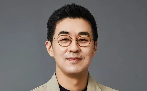 Reports suggest that Park Jiwon, CEO of HYBE, might resign, but HYBE has stated that no decision has been made. This news has sparked positive reactions in some Korean communities, particularly those supporting Min Heejin, due to existing internal conflicts.