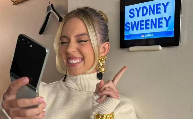 As a current Samsung Galaxy model, Sydney Sweeney has significantly elevated the brand's global recognition through her active use of the Galaxy Z Flip6 on social media. By showcasing the device's unique camera and translation features, she has enhanced Samsung's image.