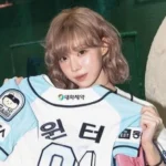 K-pop star Winter of the group aespa stole the show at a baseball game by throwing out the first pitch. She donned a Doosan Bears uniform and impressed fans with her cute appearance.