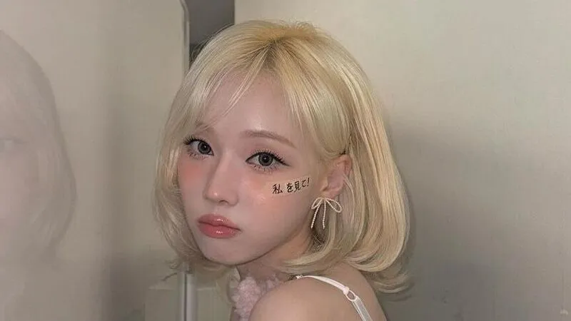 aespa's Winter has captured the hearts of fans with her recent photos showcasing her new blonde bob hairstyle during the group's activities in Japan. Fans have been overwhelmingly positive about Winter's new look, praising her stunning visuals and the refreshing charm of her hairstyle.