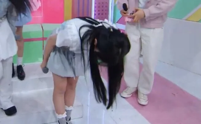 A photo of Wonhee from the girl group ILLIT making a deep bow has sparked a significant reaction on the Korean community site Nate Pann. Supporters criticize the harsh personal attacks against her, while others mock her actions and those who defend her.