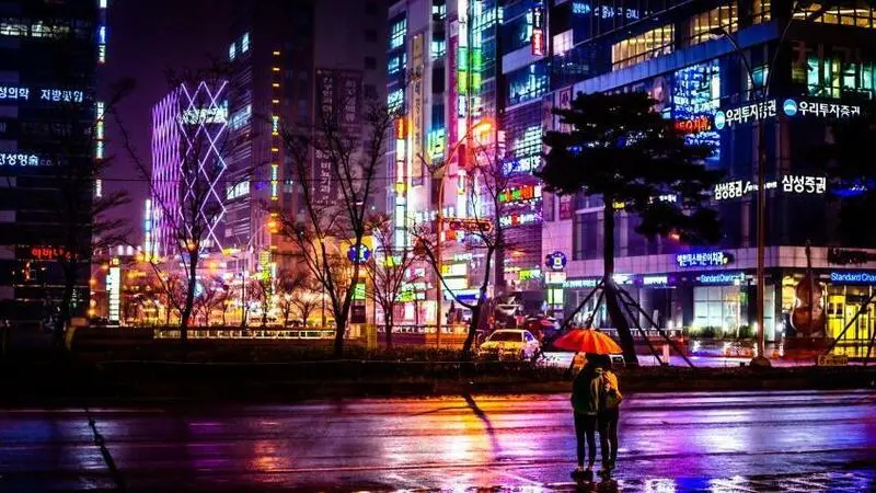 Korean storefronts, adorned with vibrant neon signs, often elicit mixed reactions. While locals may view them as aesthetically cluttered, foreigners often find them strikingly captivating, likening them to a cyberpunk aesthetic.