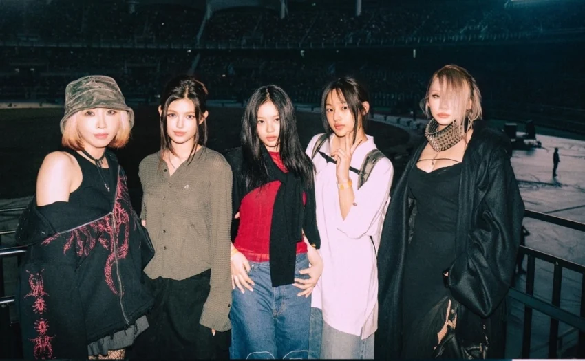 CL’s social media post featuring 2NE1’s Minzy and NewJeans members Minji, Hani, and Danielle excited fans. The encounter between the legendary K-pop group 2NE1 and the rising star NewJeans at Kanye West’s concert generated a buzz.