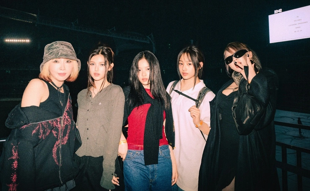 On the 25th, CL shared a photo on her social media account. The photo included Minzy from 2NE1 alongside NewJeans members Minji, Hani, and Danielle. This surprise encounter likely took place at Kanye West's concert on the 23rd.