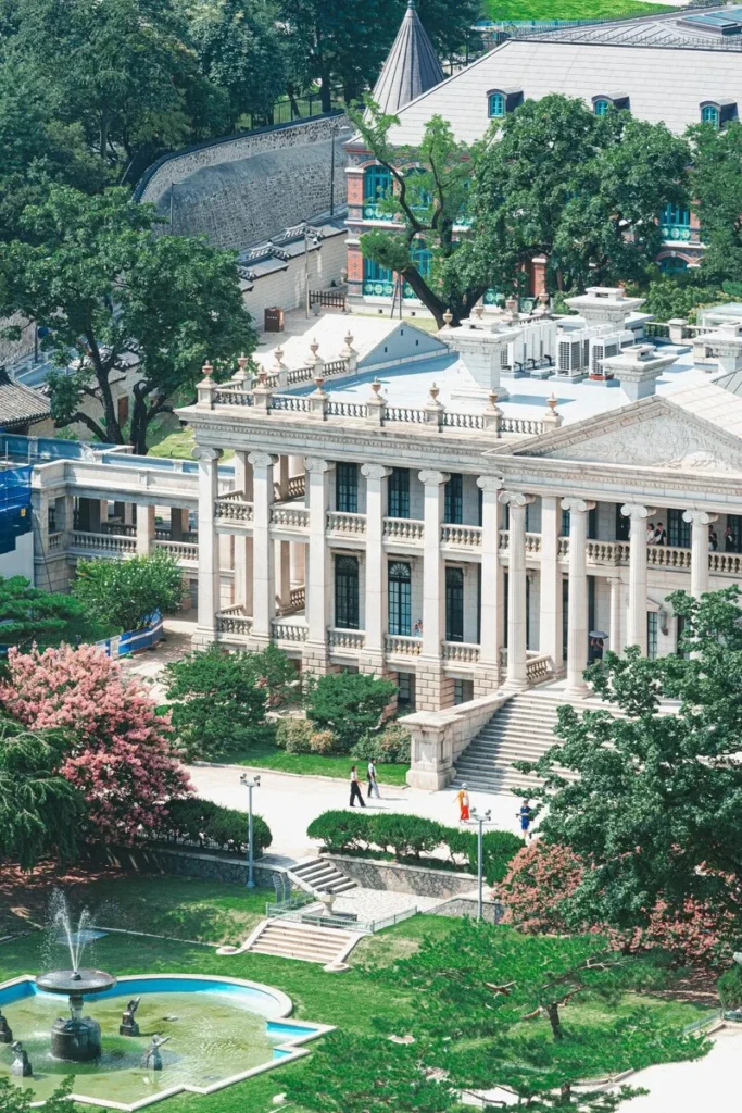 The Jeongdong Observatory, located in the Seoul City Hall Seosomun Annex, offers a cool indoor environment where you can view the Crape myrtle at Deoksugung. This observatory provides a panoramic view of Deoksugung and its surroundings.