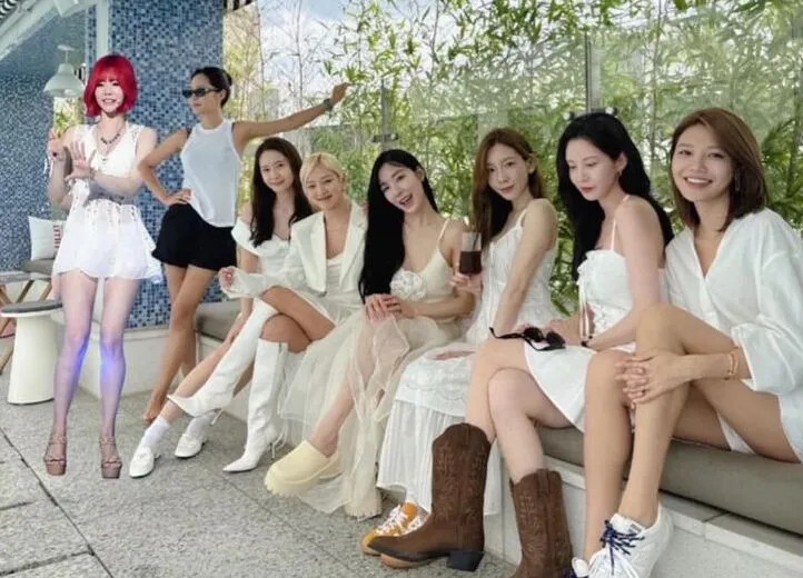 Due to Sunny being in the United States, she was unable to participate in the Girls' Generation 17th anniversary group photo. To include her in the celebration, Seohyun used photo editing software to digitally add Sunny to the image.