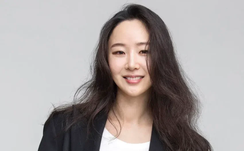 Min Heejin, the CEO of ADOR, is facing serious allegations of covering up a sexual harassment case involving a company executive. In response, Min released an 18-page statement denying the accusations, which has only intensified the management dispute within the company.