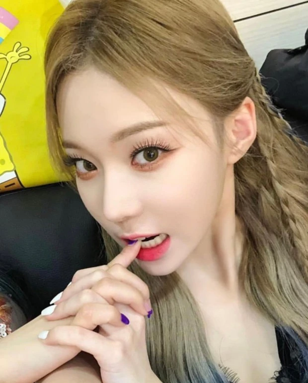 A photo of Winter from her debut era, showing a pure look before she started using excessive eye corner makeup and overlip makeup.