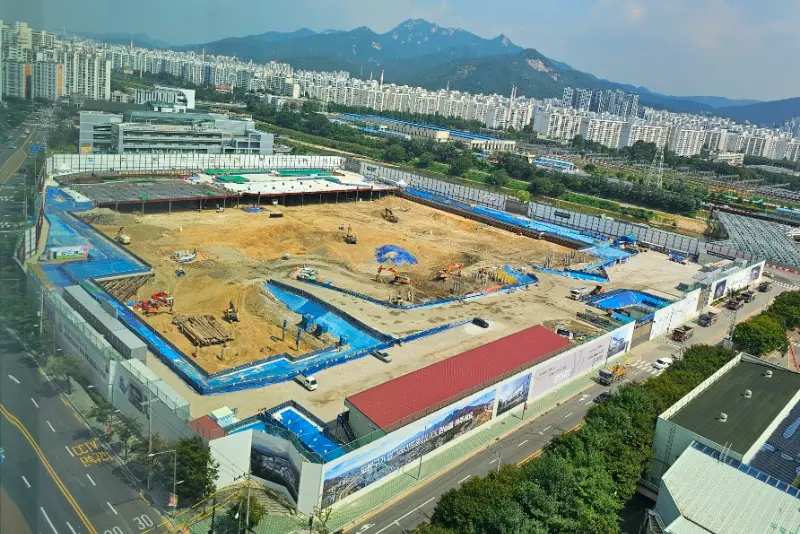 Recently, a post on the Korean community theqoo shared images of Seoul Arena's construction site. The photos show that Seoul Arena has finished its ground excavation, and construction has progressed to the pillar installation stage.