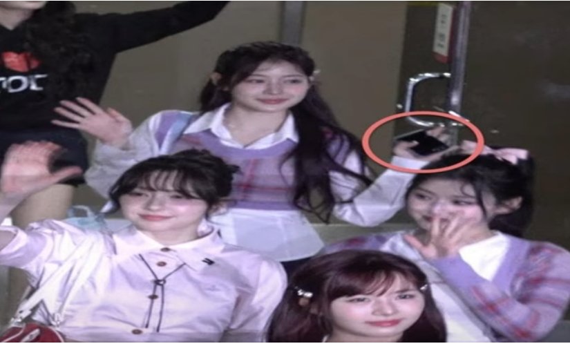 Recently, FIFTY FIFTY returned with a new lineup and were spotted using Samsung Galaxy Z Flip phones, drawing attention. The first members to share photos were Hani and Athena, posing with their Galaxy Z Flip phones while taking selfies. This trend continued as Keena, Chanelle, and Yewon also revealed their Z Flip phones.