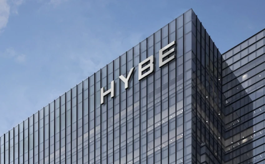 HYBE issued a formal apology for an internal report containing harsh critiques of K-pop idols, acknowledging the inappropriate language and taking responsibility. HYBE’s CEO expressed regret and pledged to personally apologize to affected artists and agencies.