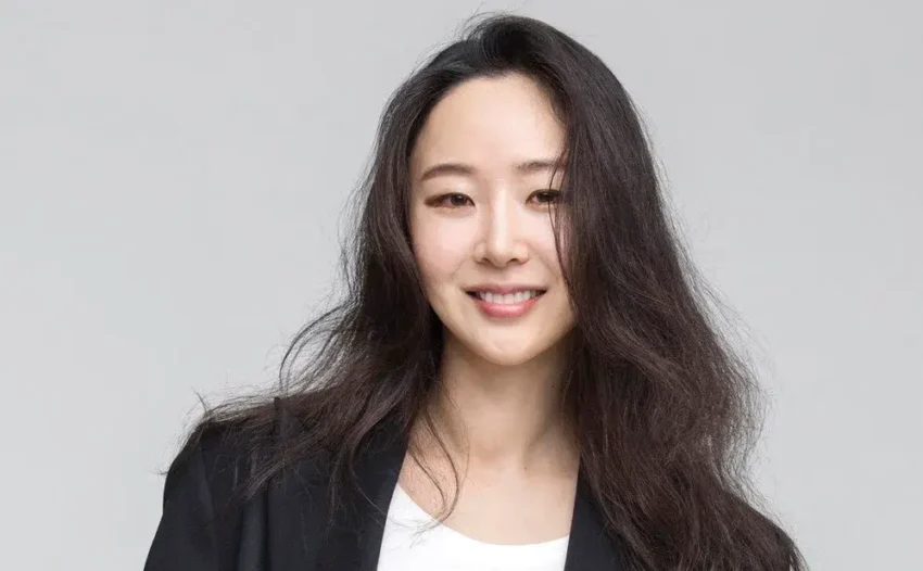 The injunction of Min Heejin seeking to reclaim her CEO position at ADOR was dismissed by the Seoul Central District Court. The court determined that HYBE cannot instruct ADOR’s board to reappoint Min, as directors must act independently.