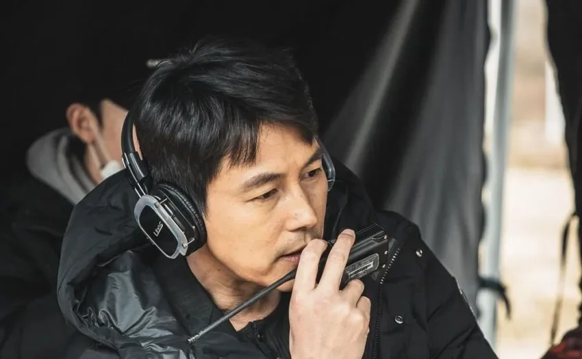 Jung Woosung was revealed as the father of Moon Gabi's child, with his agency confirming his commitment to raising the child. Public reactions on theqoo were divided, with some demanding marriage while others supported his responsible co-parenting without romantic ties.