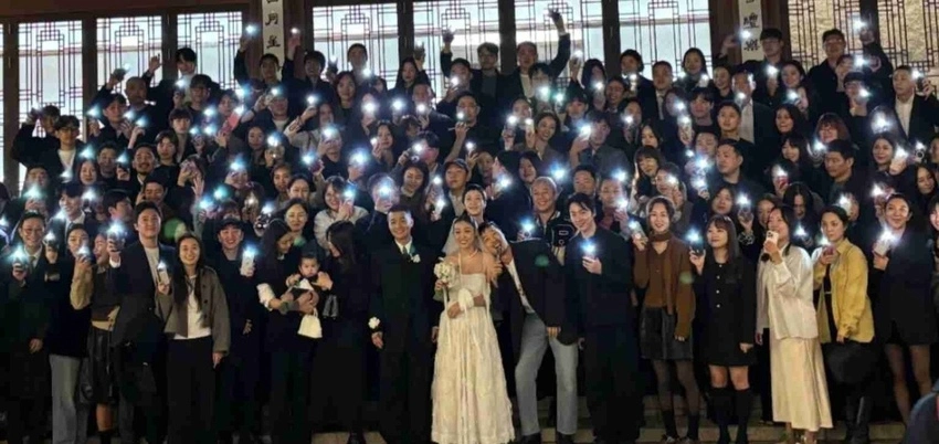 The Evolution of Korean Wedding Attire. Over time, a new cultural practice emerged, encouraging guests to wear understated, black attire to highlight and honor the bride. This trend spread online, with many now viewing bright or white outfits at weddings as disrespectful. As a result, it has become customary in Korea to wear casual black clothing to weddings.