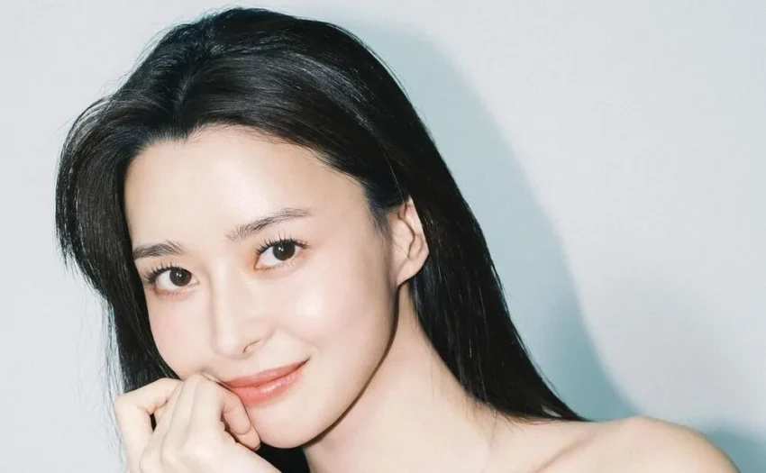 Kwon Nara shared her evolving views on marriage, revealing she is now open to the idea if she meets the right person. Inspired by her father, she values warmth, kindness, and respect in a partner over physical traits like height or age.