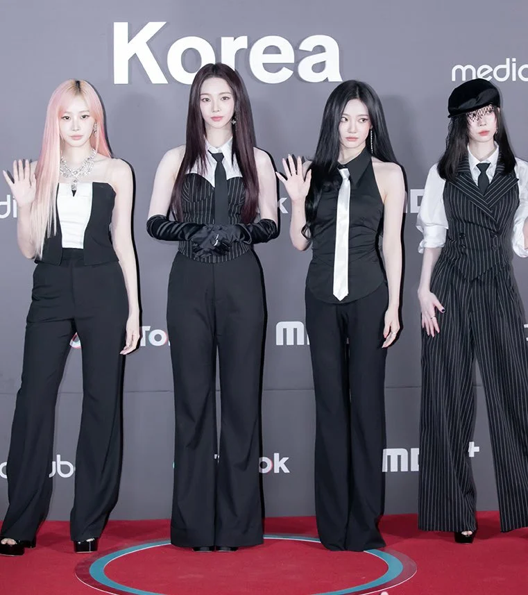 aespa fashion at the TikTok Awards became a hot topic on the Korean online community Instiz. All four members wore semi-formal suits with long pants, a style that drew widespread praise for its elegance.