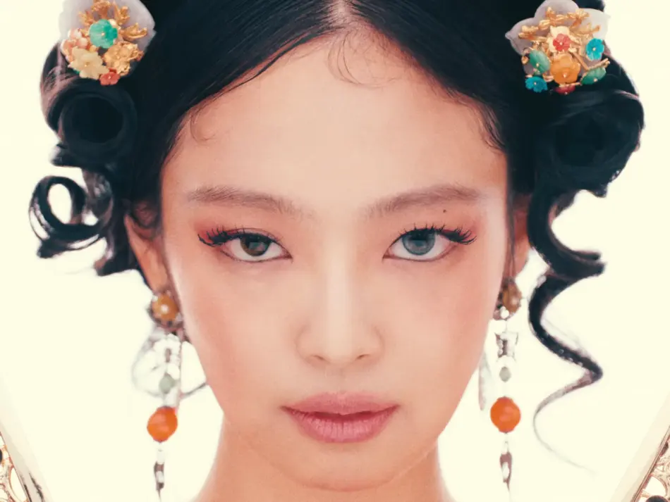 Jennie’s hairstyle resembles Eoyeo Meori, a style worn by noblewomen in Joseon.